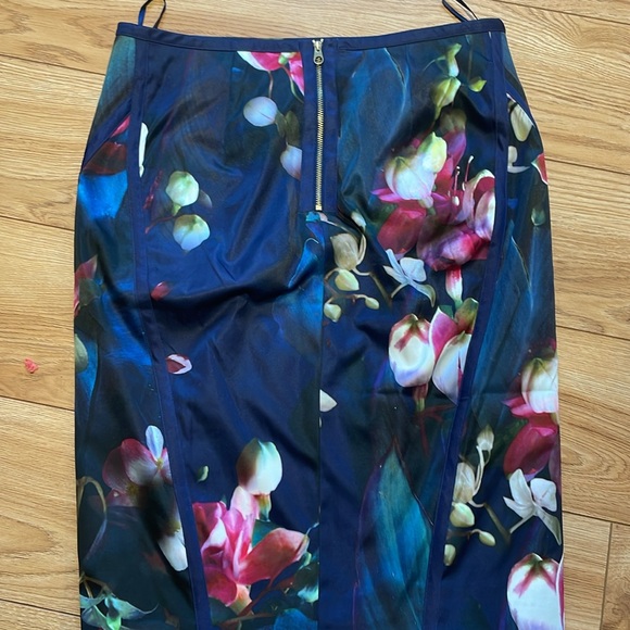 Ted Baker pencil skirt. Like new condition. Size 2 - Picture 2 of 3